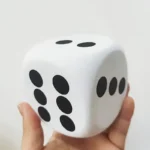 Vahtplastist mängutäringud – sobivad kasutamiseks CoolSofti lauamängudes, nagu Kiki & Sügis või Kivi-paber-käärid seiklus. 🎲🦒