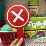 Roheline ja punane õppevahend laste käes – märk „ÕIGE“ ja „VALE“. Sobivad kasutamiseks mängudes, viktoriinides ja tundides. ✅❌