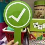 Roheline ja punane õppevahend laste käes – märk „ÕIGE“ ja „VALE“. Sobivad kasutamiseks mängudes, viktoriinides ja tundides. ✅❌