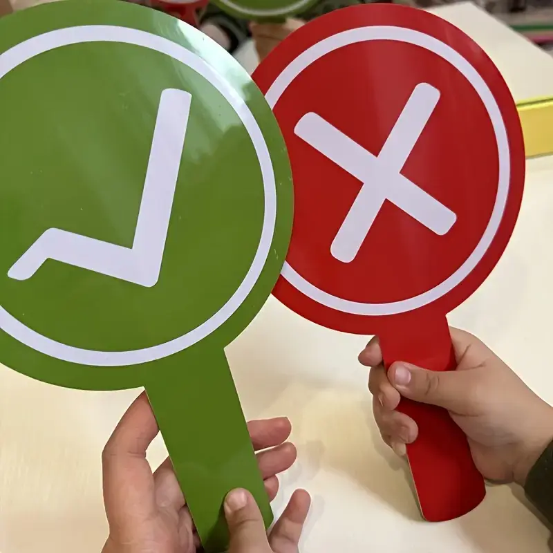 oige-vale-oppevahendid Roheline ja punane õppevahend laste käes – märk „ÕIGE“ ja „VALE“. Sobivad kasutamiseks mängudes, viktoriinides ja tundides.